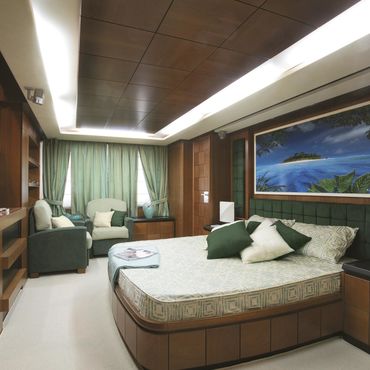 Azimut-Grande-116-Master-Cabin-2nd-view-Mid-re