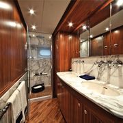 VanDerFalk-Continental2-25-owners-bathroom-2