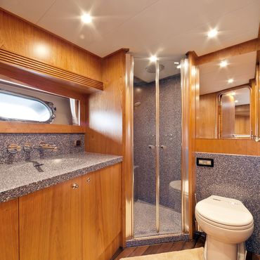 VanDerFalk-Continental1-20-vips-bathroom